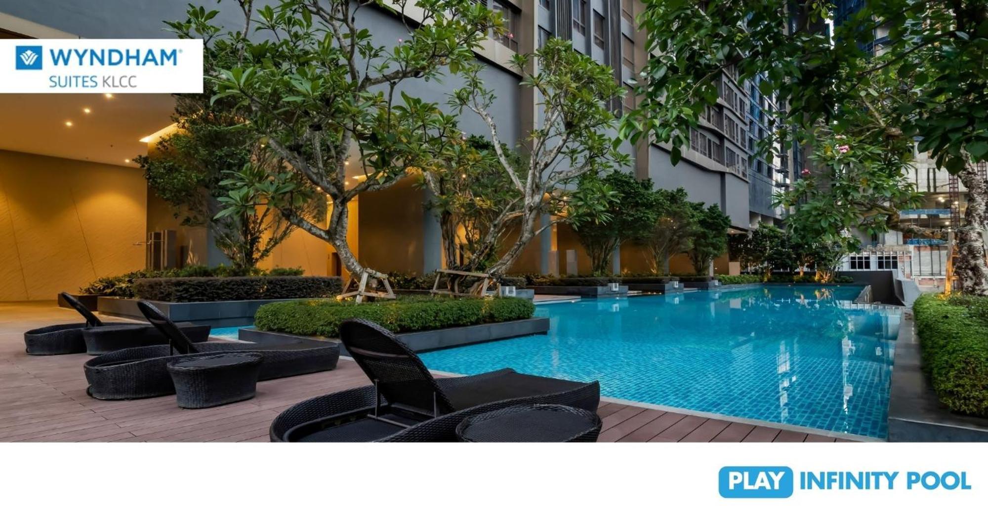 Wyndham Suites Klcc Kuala Lumpur Exterior foto The swimming pool at the 10th floor of the building