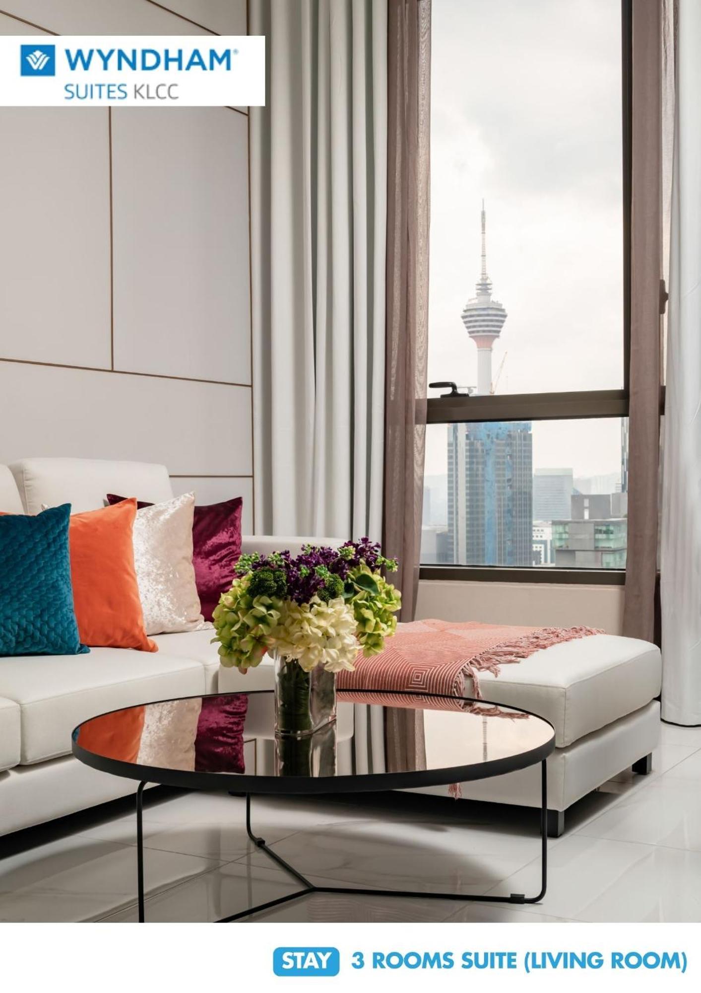 Wyndham Suites Klcc Kuala Lumpur Exterior foto The view of the Petronas Towers from the living room of a 3-bedroom condominium