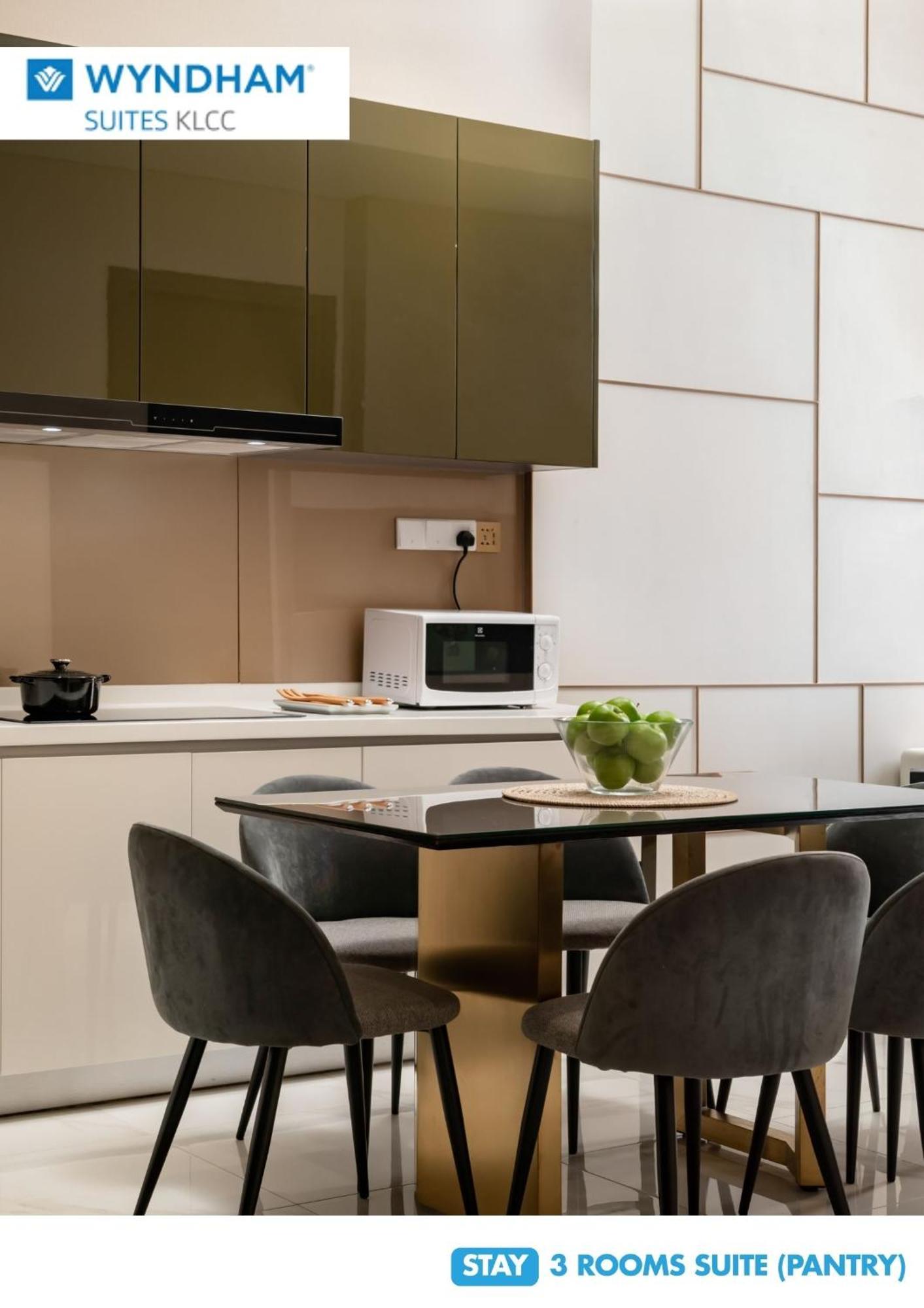 Wyndham Suites Klcc Kuala Lumpur Exterior foto A microwave oven in a kitchen